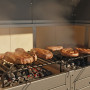 Professioneller Salina-Grill mit doppelter Glut und Drehspieß