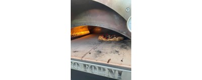Alfonso 2 Pizze Ibrido, ein Ofen, der Ihnen die Wahl zwischen traditionellem Holz und/oder der Bequemlichkeit des Brenners bietet.