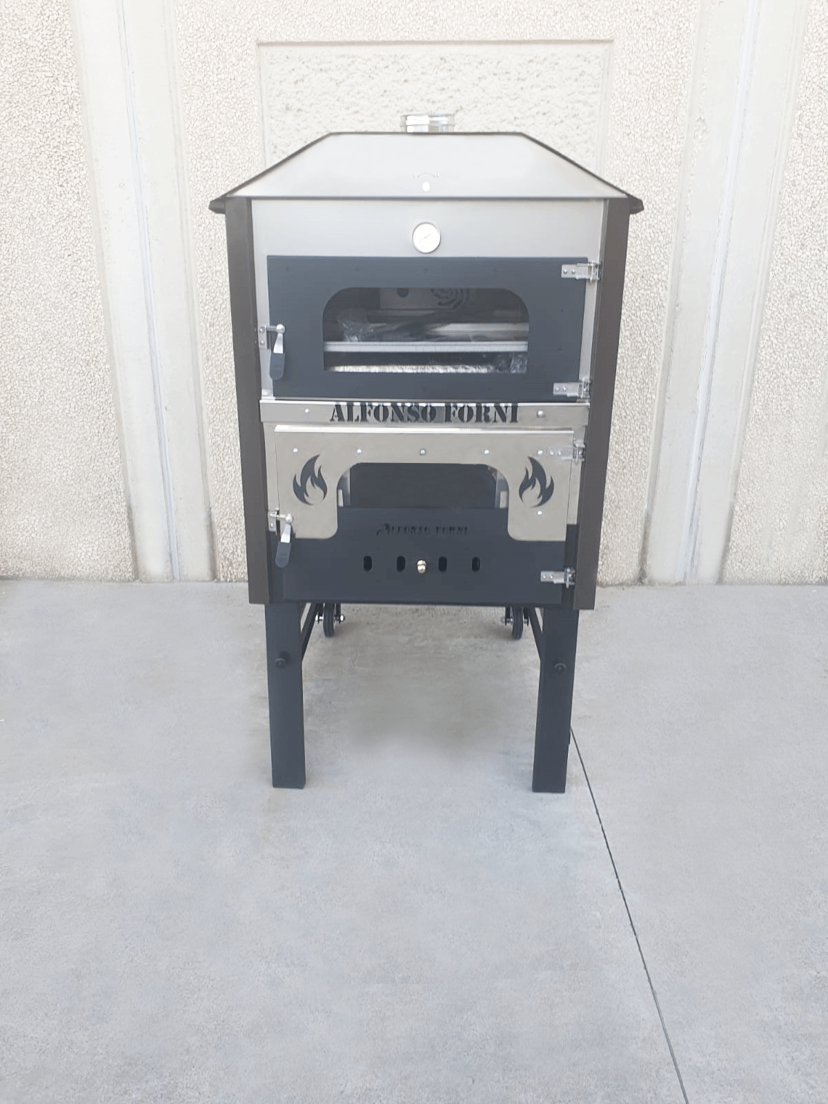 Forno a legna con ampia camera di cottura - Luxor V2 Plus.