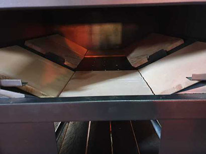 mattoni refrattari nella camera di combustione del forno a legna