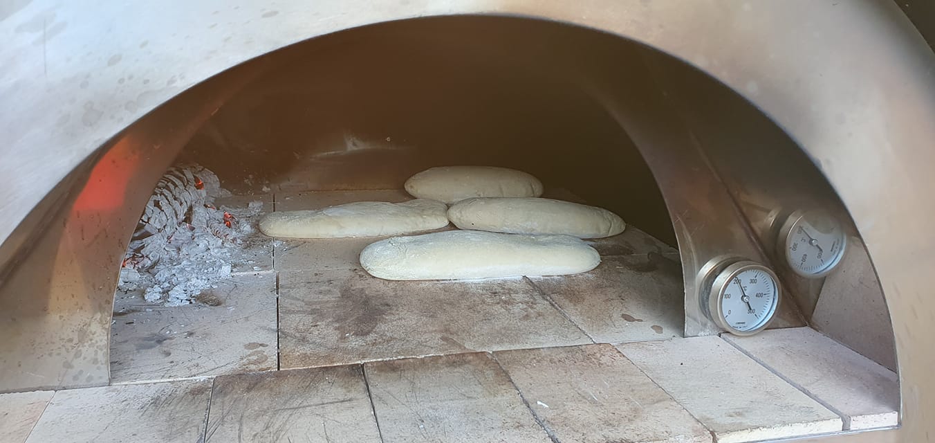 pane nel forno a legna Alfonso 6 Pizze e salsiccia arrostita a barbecue nel forno