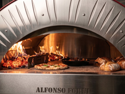 Come gestire il fuoco nel forno a legna: temperatura, legna e brace.